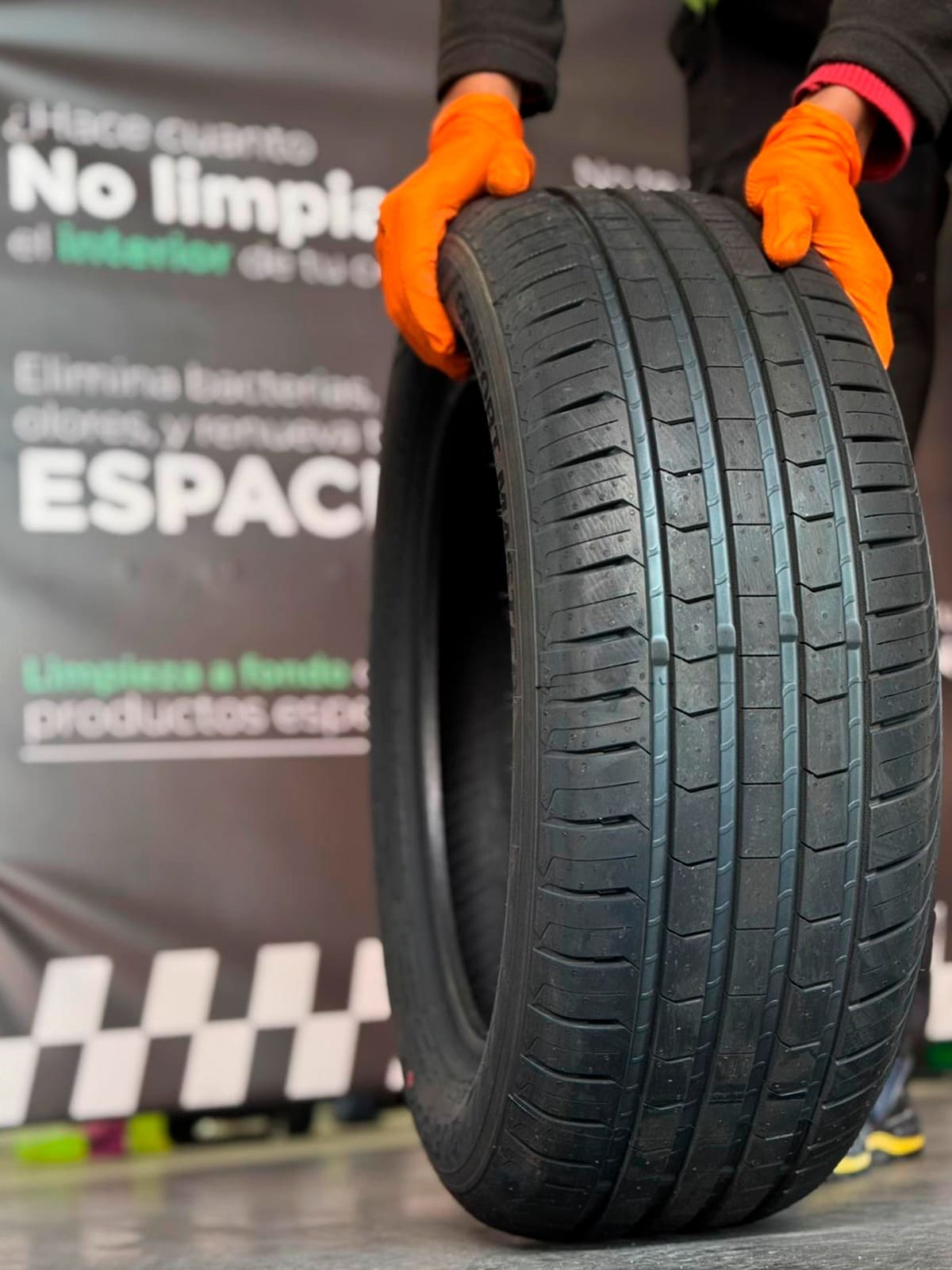 Neumático listo para montaje y equilibrado en ADS Servicios Integrales, taller mecánico en Noblejas (Toledo).