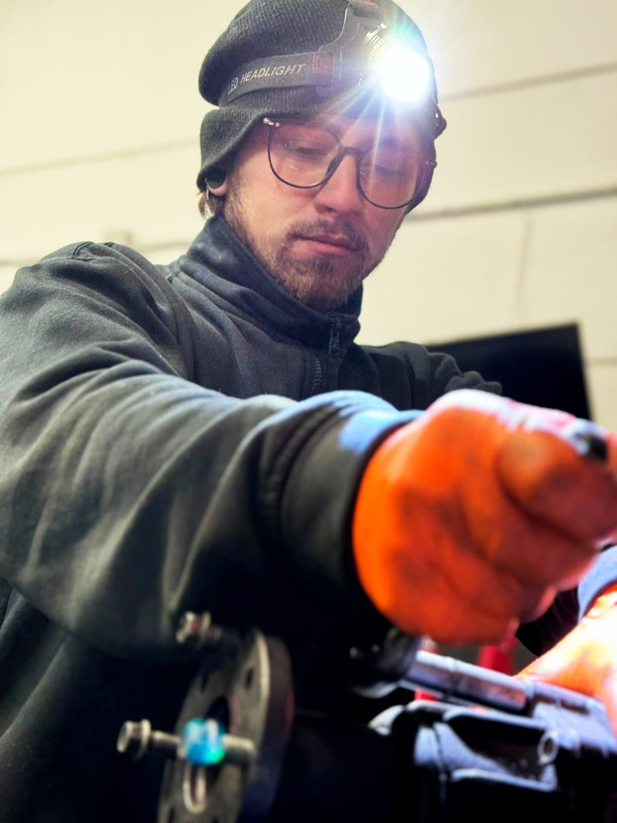Mecánico de ADS Servicios Integrales realizando diagnóstico y reparación en el motor en taller multimarca de Noblejas, Toledo.